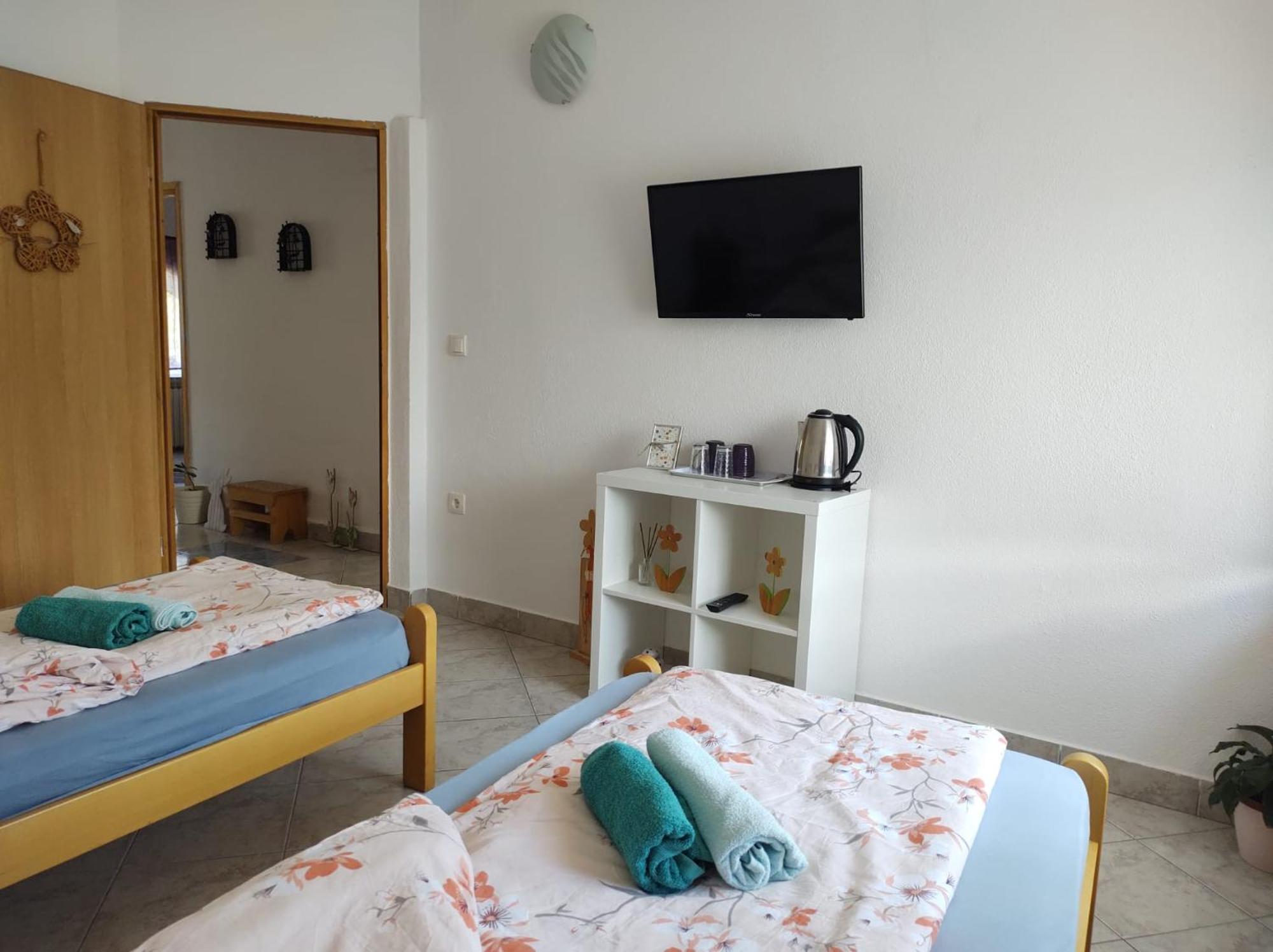 Gračac Apartment Ada Bed & Breakfast الغرفة الصورة