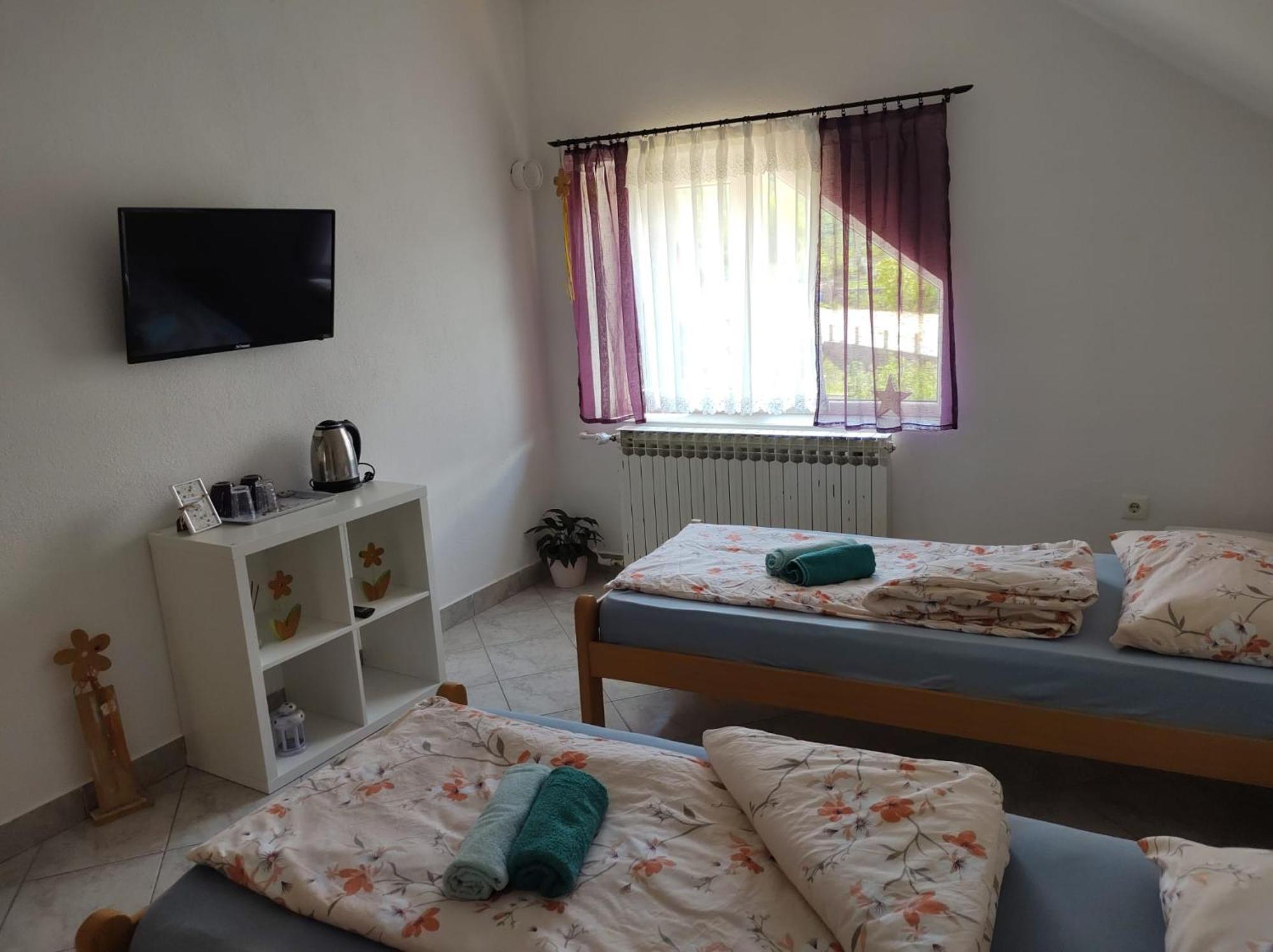 Gračac Apartment Ada Bed & Breakfast الغرفة الصورة